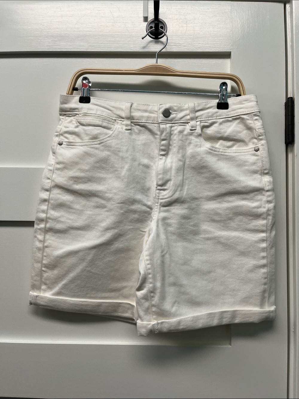 Wrangler white jean shorts size 8/29